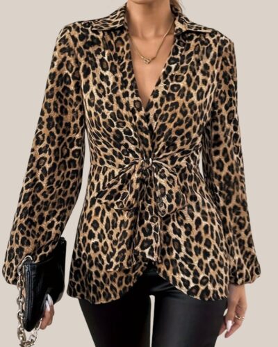 Blazer croisé cintré imprimé léopard avec un noeud au niveau de la taille