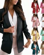 Une femme porte un blazer noir et sur le côté droit de la photo 8 couleurs de blazer