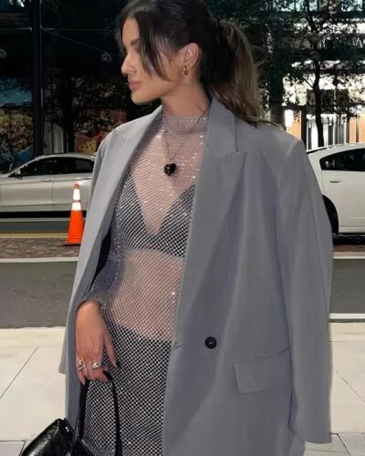 Blazer gris porté par une femme blonde avec une casquette