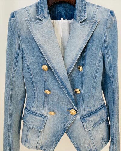 Blazer en jean croisé avec des boutons dorés