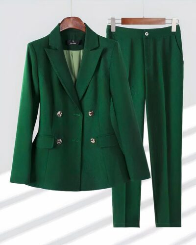 Photo d'un ensemble blazer pantalon pour femme vert sur cintre. Le pantalon est à pinces et le blazer croisé le tout sur un fond blanc