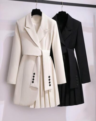 On voit deux robes blazer blanche et norire