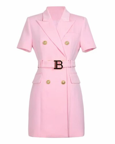 On voit une robe blazer rose plutôt courte, pour femme.