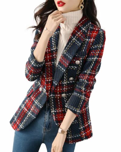 Femme portant un blazer à carreaux rouges sur fond blanc.