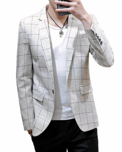 Blazer à carreaux pour homme bleu porté par un homme avec un tee shirt blanc et un pantalon noir