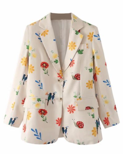 Blazer blanc avec des fleurs colorées sur fond blanc.