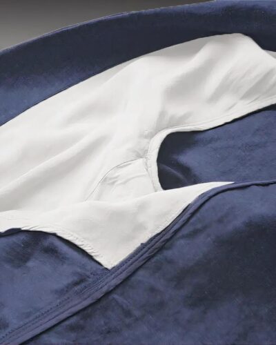 Blazer bleu marine suspendu à un cintre