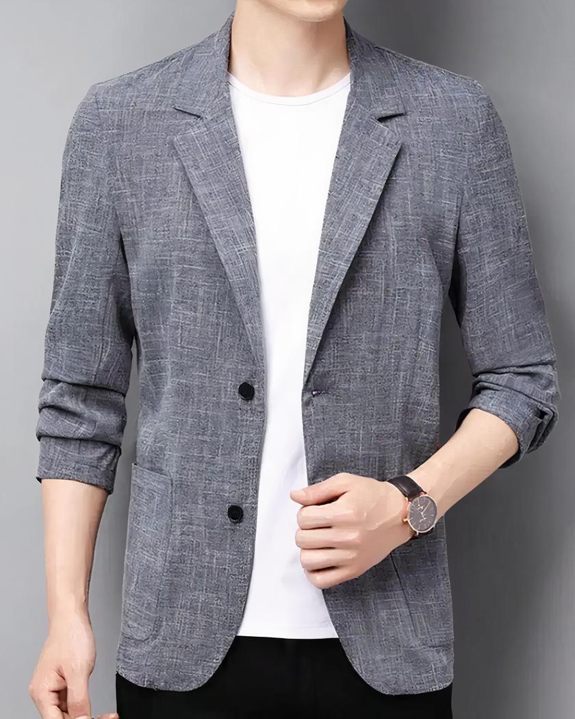 Blazer gris porté par un homme avec un tee shirt blanc