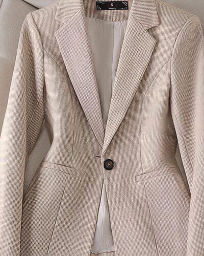 Blazer beige en gros plan.