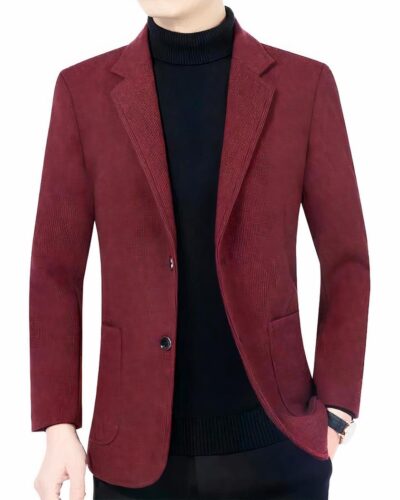 Homme portant un blazer rouge sur fond blanc.