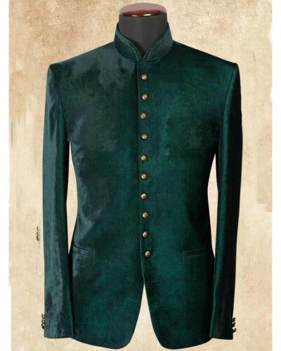 Photo d'un blazer en velours vert à boutons dorés sur un fond jaune