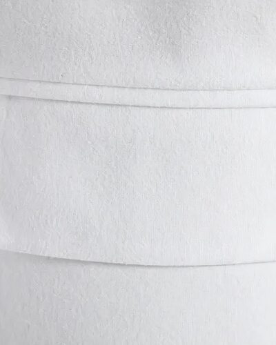 Photo d'un blazer col Mao jaune sans revers fermé par trois boutons avec poche poitrine garnie d'une pochette en triangle blanche et entièrement doublé le tout sur un fond blanc