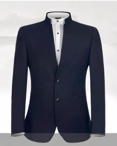 Photo d'un blazer col Mao pour homme bleu marine à deux boutons sur une chemise col montant blanche le tout sur un fond gris blanc et gris en bas