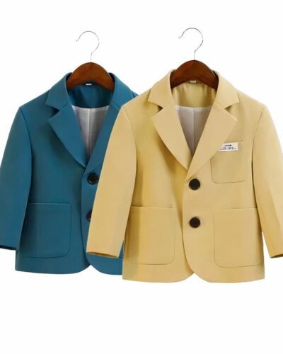 On voit deux blazers pour enfant garçon un bleu et un jaune. Ils sont très élégants.