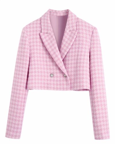 On voit un blazer rose court croisé motif pied-de-poule