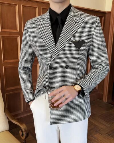 Homme portant un blazer à carreaux noirs et blancs.