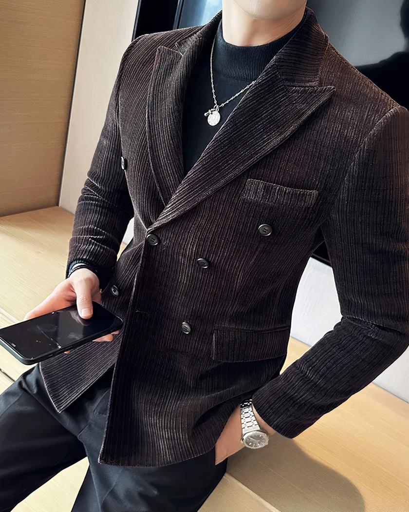 Blazer croisé et chic en velours pour homme Homme portant un blazer en velours et étant assis sur un rebord.