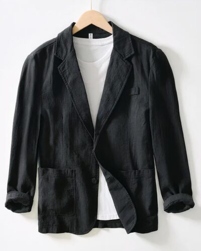 Blazer noir en lin sur un cintre.