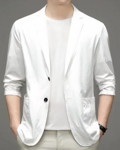 Homme portant un blazer blanc et un tee-shirt blanc.
