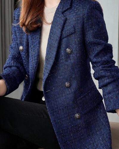 Femme portant un blazer bleu en tweed.