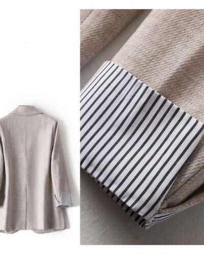 Photo d'un blazer beige grande taille à revers de manches et un seul bouton rayés présent sur un sac blanc à gros noeud multicolore et cintré sur un teeshirt beige imprimé le tout sur fond blanc