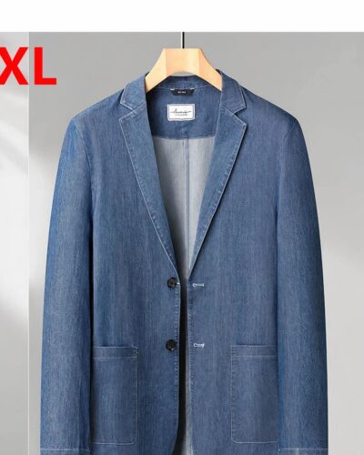 Photo d'un blazer homme grande taille 8XL marqué en rouge à gauche , blazer en denim bleu foncé sur un cintre en bois sur un fond gris clair à gauche et gris foncé à droite