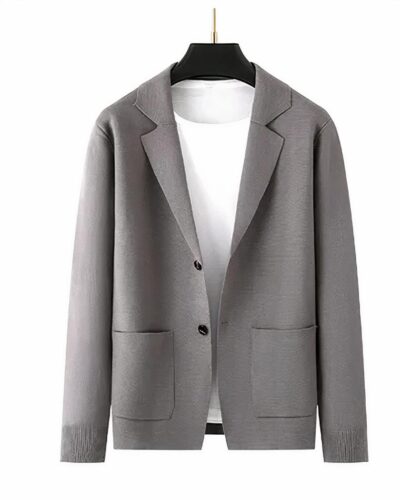 Photo d'un blazer homme grande taille marron clair en maille à deux boutons, poches plaquées et grands revers pendu sur un teeshirt blanc col rond lui-même sur un cintre noir, le tout sur un fond blanc