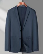 Photo d'un blazer homme grande taille bleu marine sur un cintre en bois avec un fond gris foncé