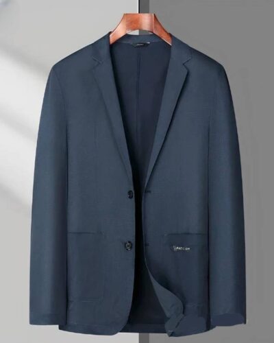 Photo d'un blazer homme grande taille bleu marine sur un cintre en bois avec un fond gris foncé