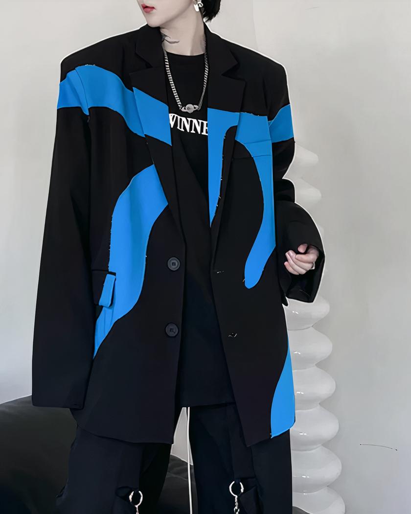 Blazer long moderne pour homme Homme portant un blazer long bleu et noir.