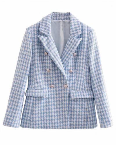 On voit un blazer croisé pied-de-poule bleu ciel pour femme