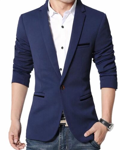 Homme debout de face portant une chemise blanche et un blazer bleu marine.
