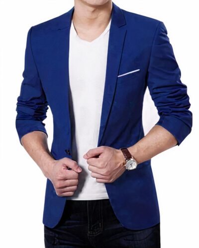 Blazer bleu porté par un homme en tee shirt blanc et pantalon noir
