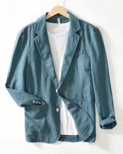 Blazer bleu suspendu à un cintre avec tee shirt blanc