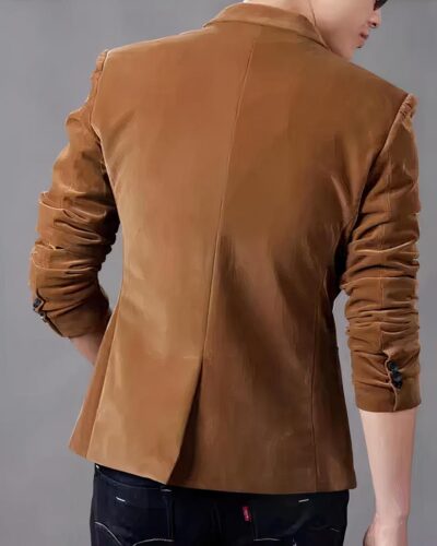 Blazer marron porté par un homme en tee shirt blanc