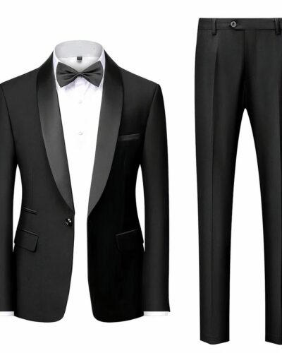 Photo d'un ensemble blazer homme noir de cérémonie blazer à col châle satiné un bouton présenté sur une chemise blanche et noeud papillon et pantalon slim, le tout sur un fond blanc
