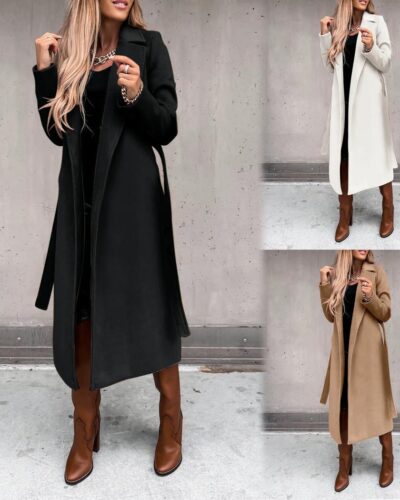 L'image est séparée en trois : on voit une femme qui porte un manteau blazer long ceinturé de différentes couleurs : un noir, un blanc et un beige. Elle est très élégante.