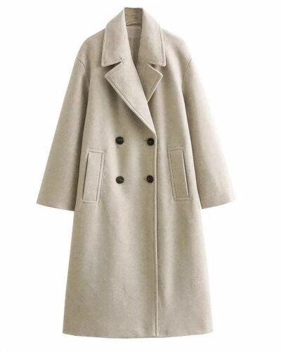 On voit un manteau blazer beige long