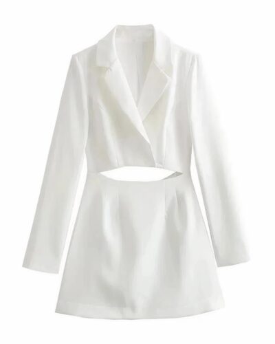 On voit une robe blazer ajourée au niveau des hanches blanche, sur fond blanc.